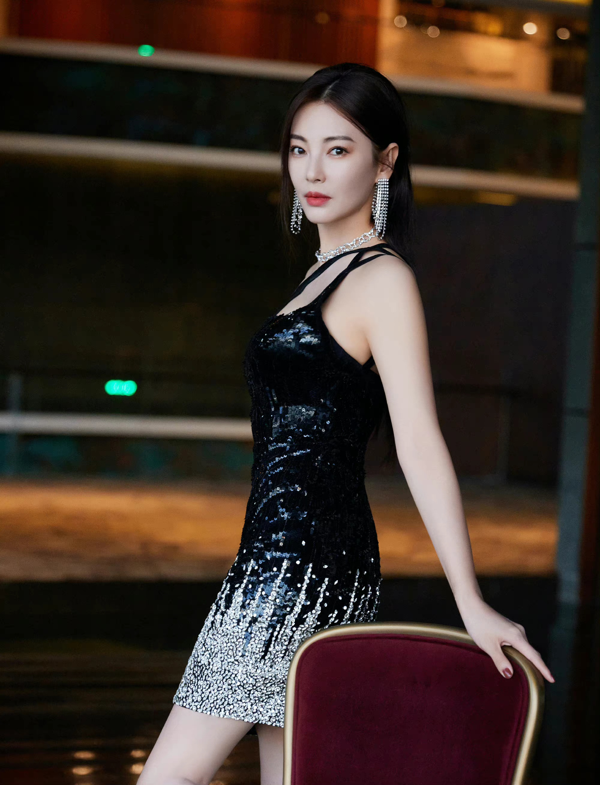 张雨绮六年来第一次换微博头像新头像短发黑裙好洒脱