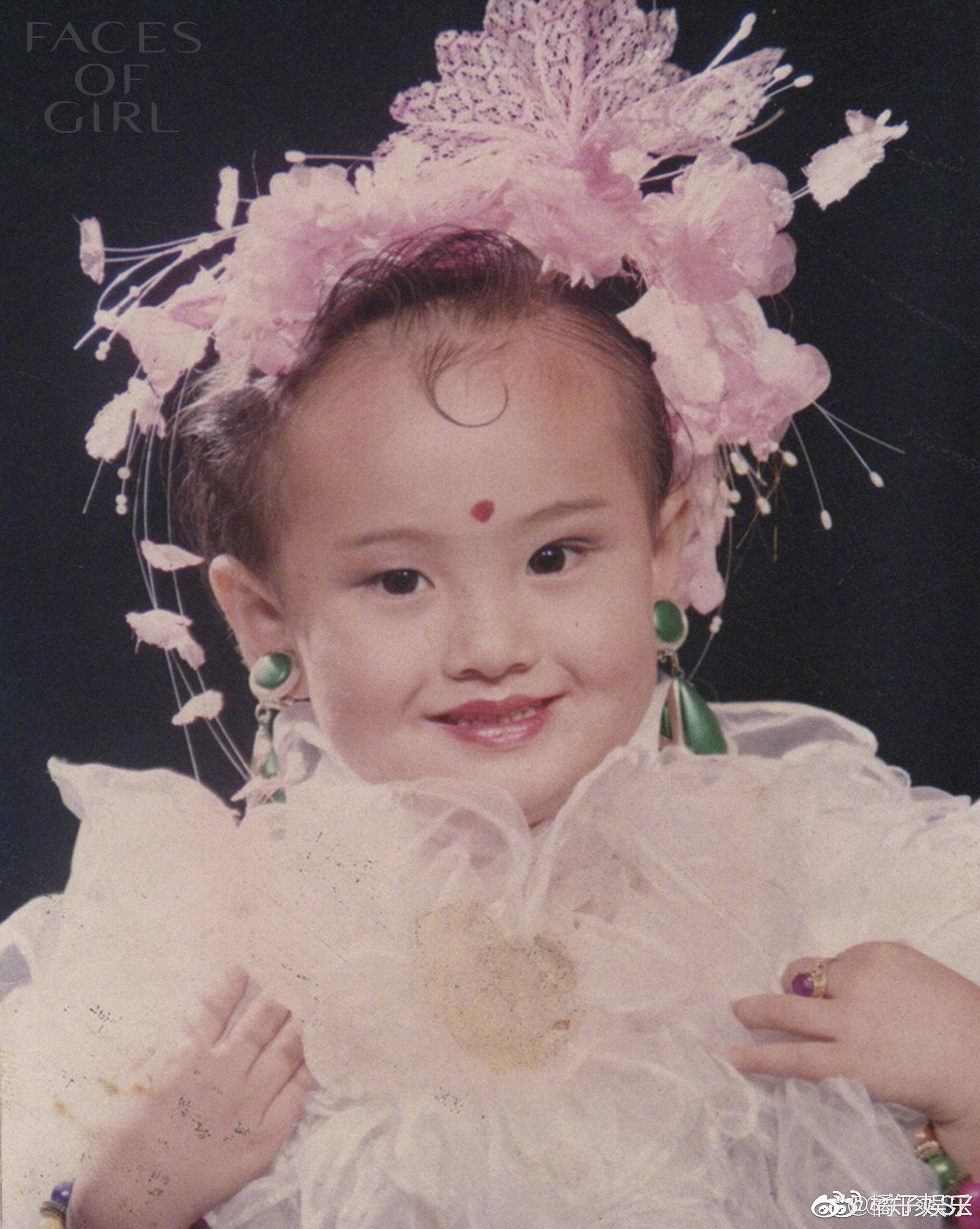 郑爽晒出童年照,活泼可爱.她说:"女孩的成长是有很多面的