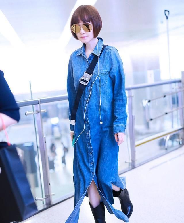 49岁鲁豫真会穿!格纹裙配颈链气质绝了,新发型实在减龄