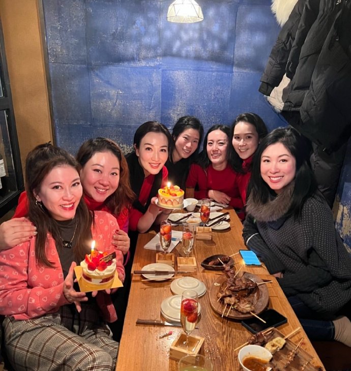 郭晶晶小姑子与众名媛聚会,五官精致颜值爆表,饲养的宠物超抢镜