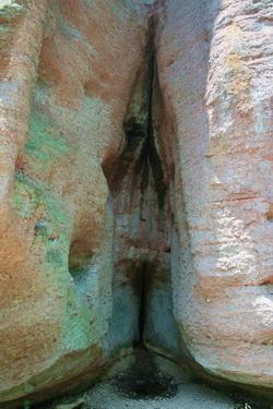 当地有一句顺口溜:"男人看了笑哈哈,女人看了羞答答"