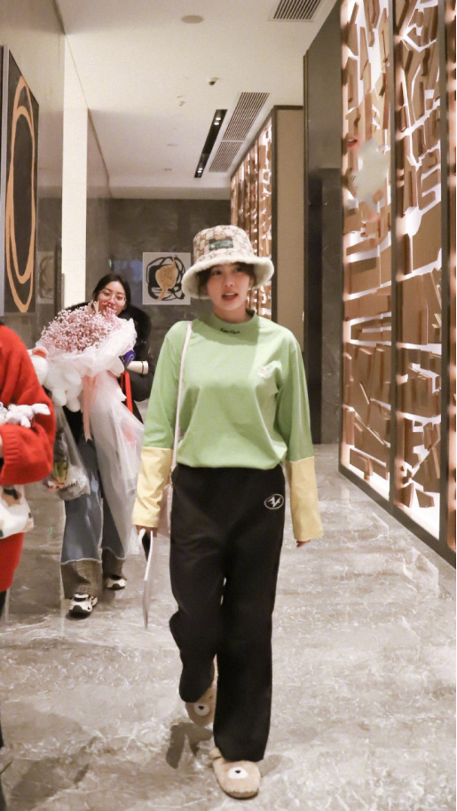 白鹿的穿搭真是高级感十足!一件玫红色上衣,看上去精致又帅气休闲区蓝鸢梦想 - Www.slyday.coM 白鹿的穿搭真是高级感十足!一件玫红色上衣,看上去精致又帅气休闲区蓝鸢梦想 - Www.slyday.coM