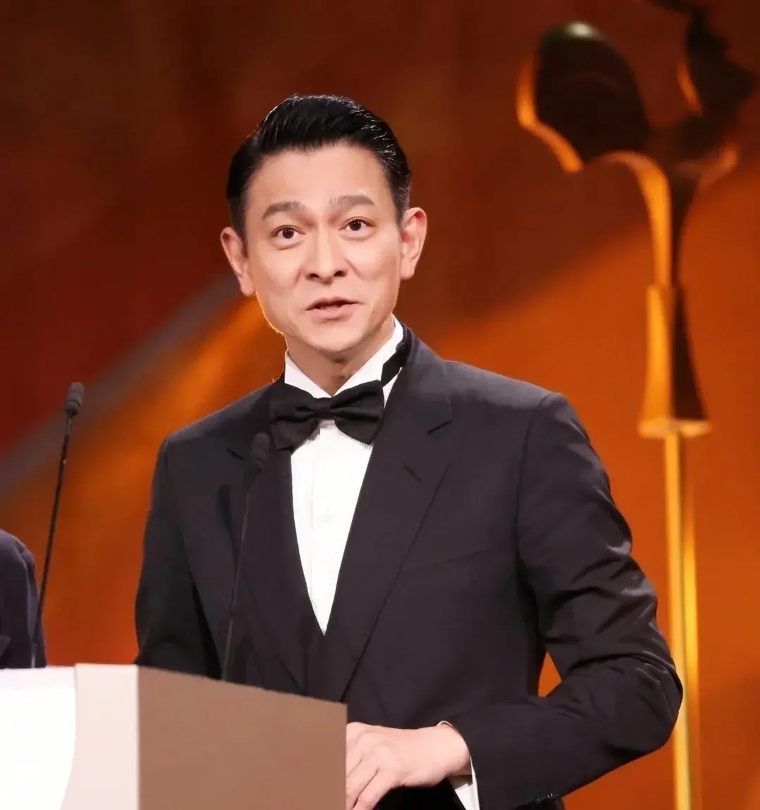 贾玲携带作品参加金鸡奖,造型却翻车遭吐槽,沈腾举动令人称赞!