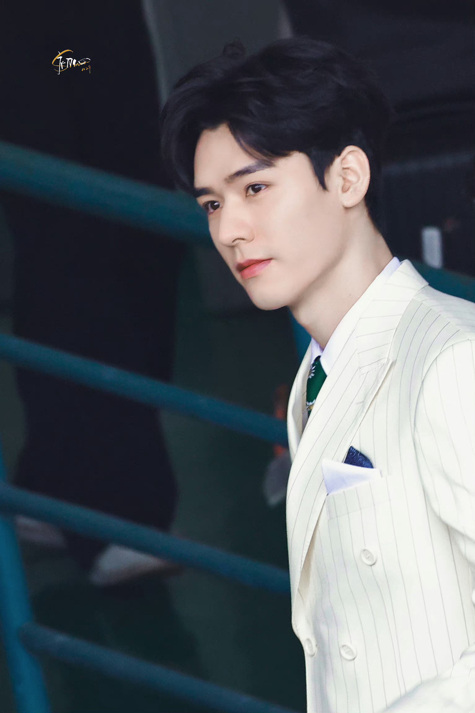 龚俊今日极限挑战上班图🈶 白色西装造型好矜贵……__财经头条