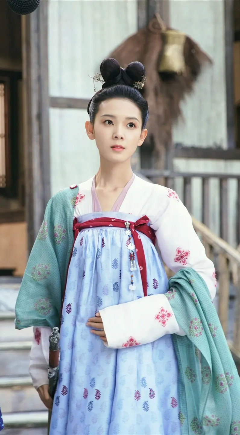 陈瑶撞色惊艳90后女演员陈瑶因出演《旋风十一人》正式踏入演艺圈