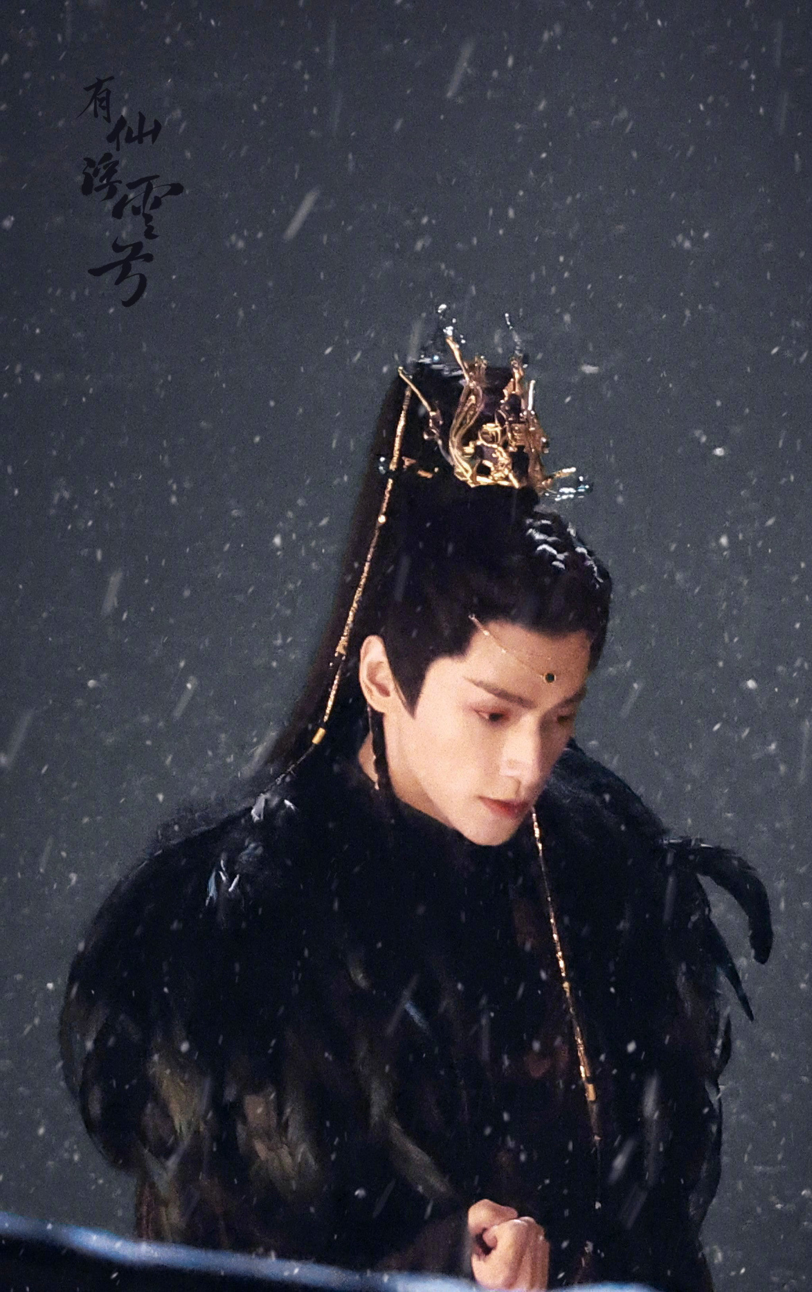 罗云熙《长月烬明》饭拍路透 罗云熙穿黑衣大氅的气势真的绝了