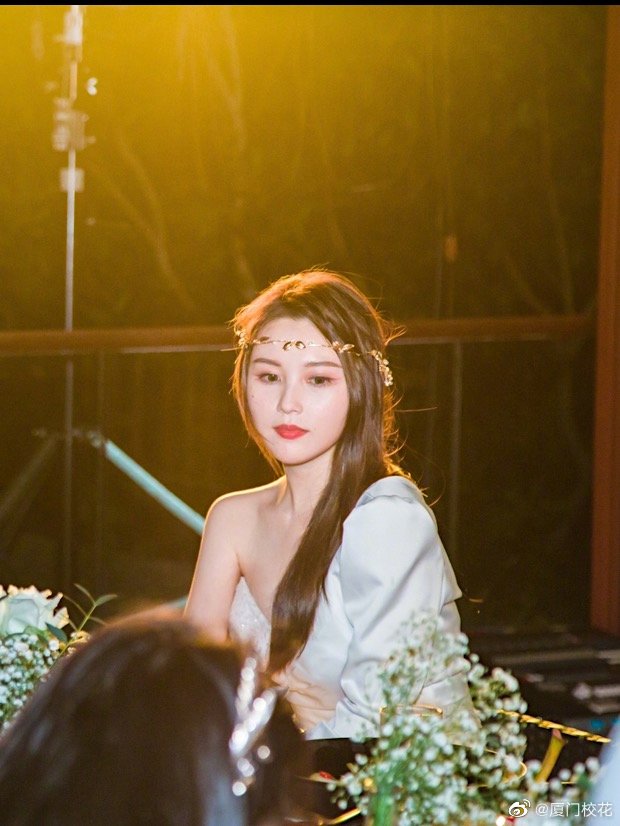 冷雅欣,99年,毕业于伦敦国王大学,身高163cm