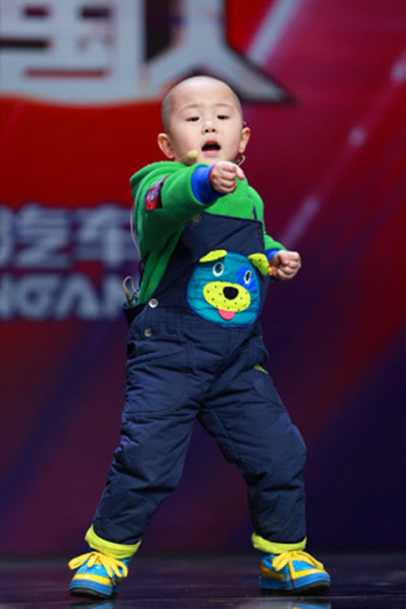 3岁出道,5岁登上春晚舞台,为父母年赚百万,如今8岁成这样|张俊豪|童星
