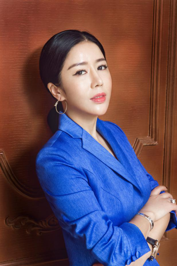 深圳旅大集团董事长祝凌燕女士受邀香港卫视华商视界栏目专访