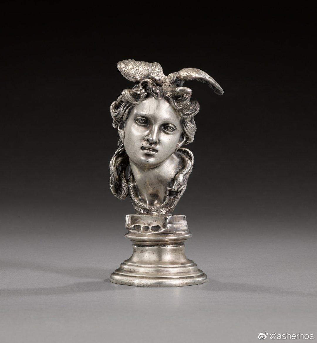 意大利雕塑家vincenzo gemito(1852 - 1929)的银雕《美杜莎胸像》