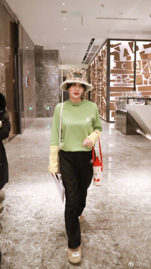 白鹿的穿搭真是高级感十足!一件玫红色上衣,看上去精致又帅气休闲区蓝鸢梦想 - Www.slyday.coM 白鹿的穿搭真是高级感十足!一件玫红色上衣,看上去精致又帅气休闲区蓝鸢梦想 - Www.slyday.coM