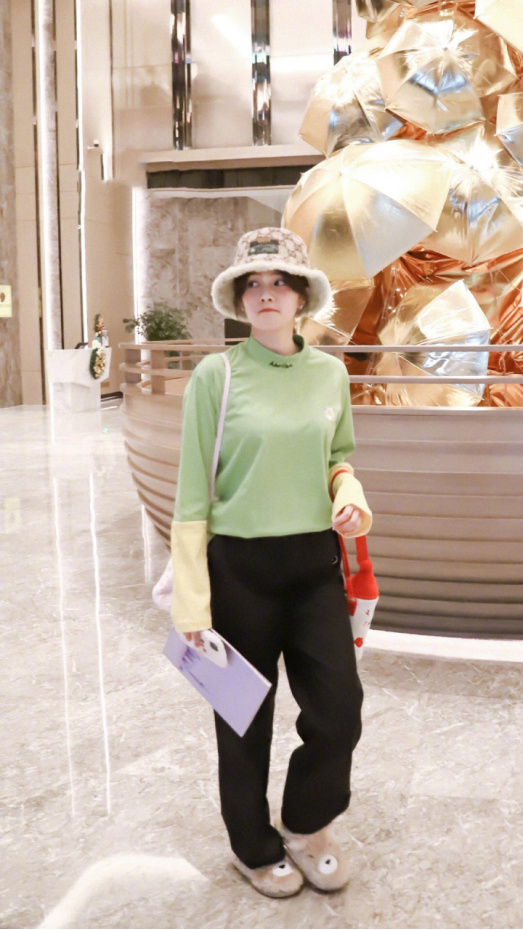 白鹿的穿搭真是高级感十足!一件玫红色上衣,看上去精致又帅气休闲区蓝鸢梦想 - Www.slyday.coM 白鹿的穿搭真是高级感十足!一件玫红色上衣,看上去精致又帅气休闲区蓝鸢梦想 - Www.slyday.coM