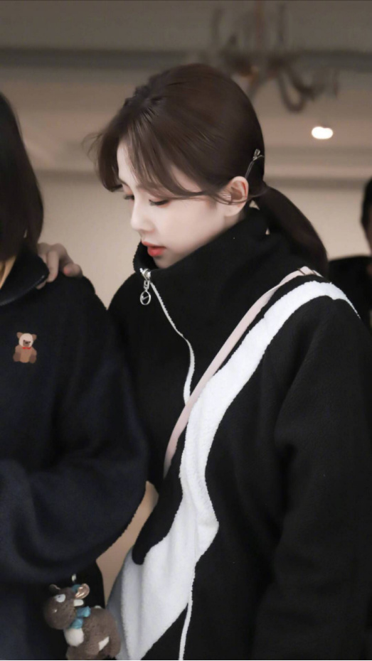 白鹿的穿搭真是高级感十足!一件玫红色上衣,看上去精致又帅气休闲区蓝鸢梦想 - Www.slyday.coM 白鹿的穿搭真是高级感十足!一件玫红色上衣,看上去精致又帅气休闲区蓝鸢梦想 - Www.slyday.coM