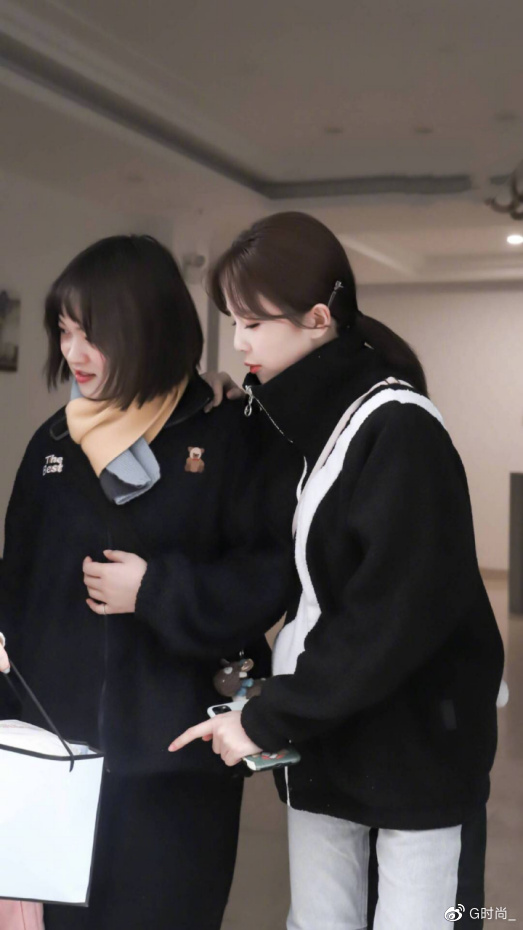 白鹿的穿搭真是高级感十足!一件玫红色上衣,看上去精致又帅气休闲区蓝鸢梦想 - Www.slyday.coM 白鹿的穿搭真是高级感十足!一件玫红色上衣,看上去精致又帅气休闲区蓝鸢梦想 - Www.slyday.coM