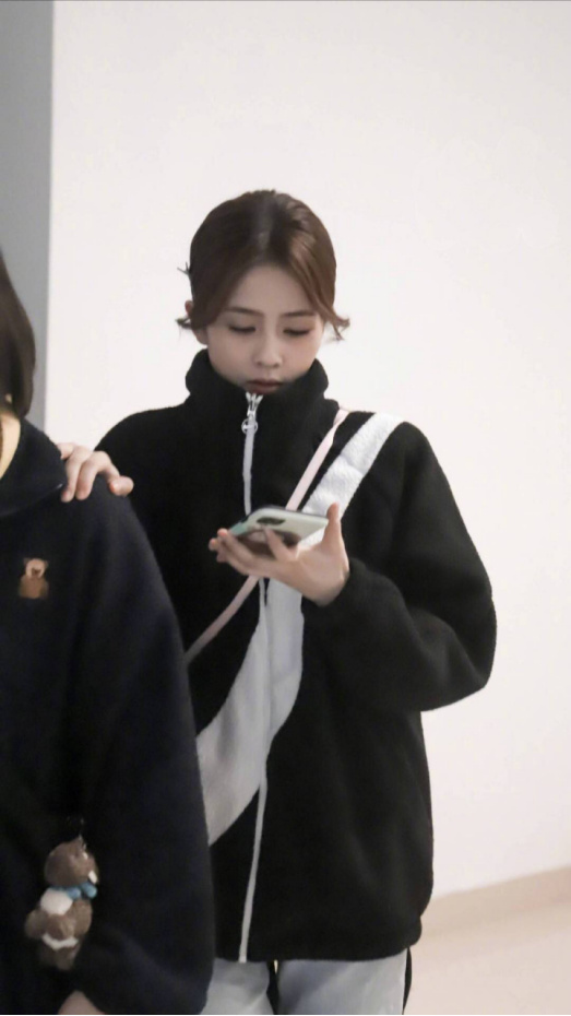 白鹿的穿搭真是高级感十足!一件玫红色上衣,看上去精致又帅气休闲区蓝鸢梦想 - Www.slyday.coM 白鹿的穿搭真是高级感十足!一件玫红色上衣,看上去精致又帅气休闲区蓝鸢梦想 - Www.slyday.coM