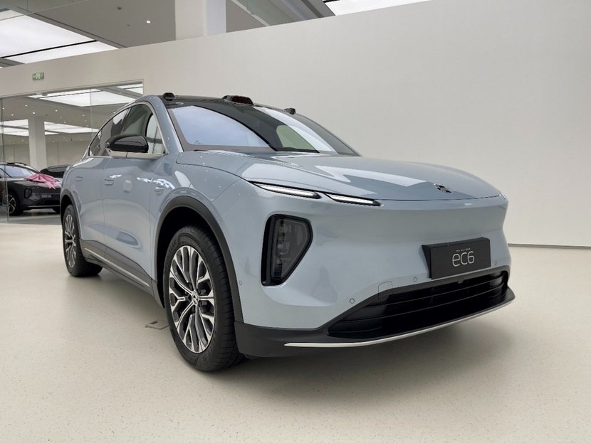 es62万元轿跑suv画风电动尾翼加速还更快蔚来ec6到店实拍