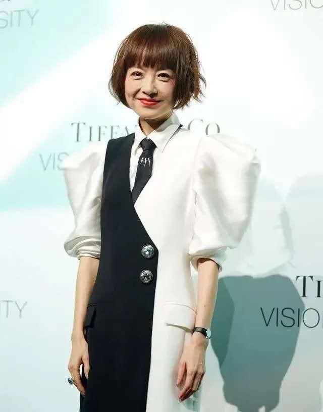 49岁鲁豫真会穿!格纹裙配颈链气质绝了,新发型实在减龄