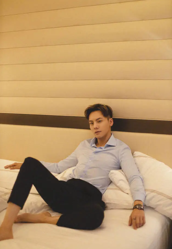 陈伟霆首次穿白t就穿出浑身透光感这身材谁不爱