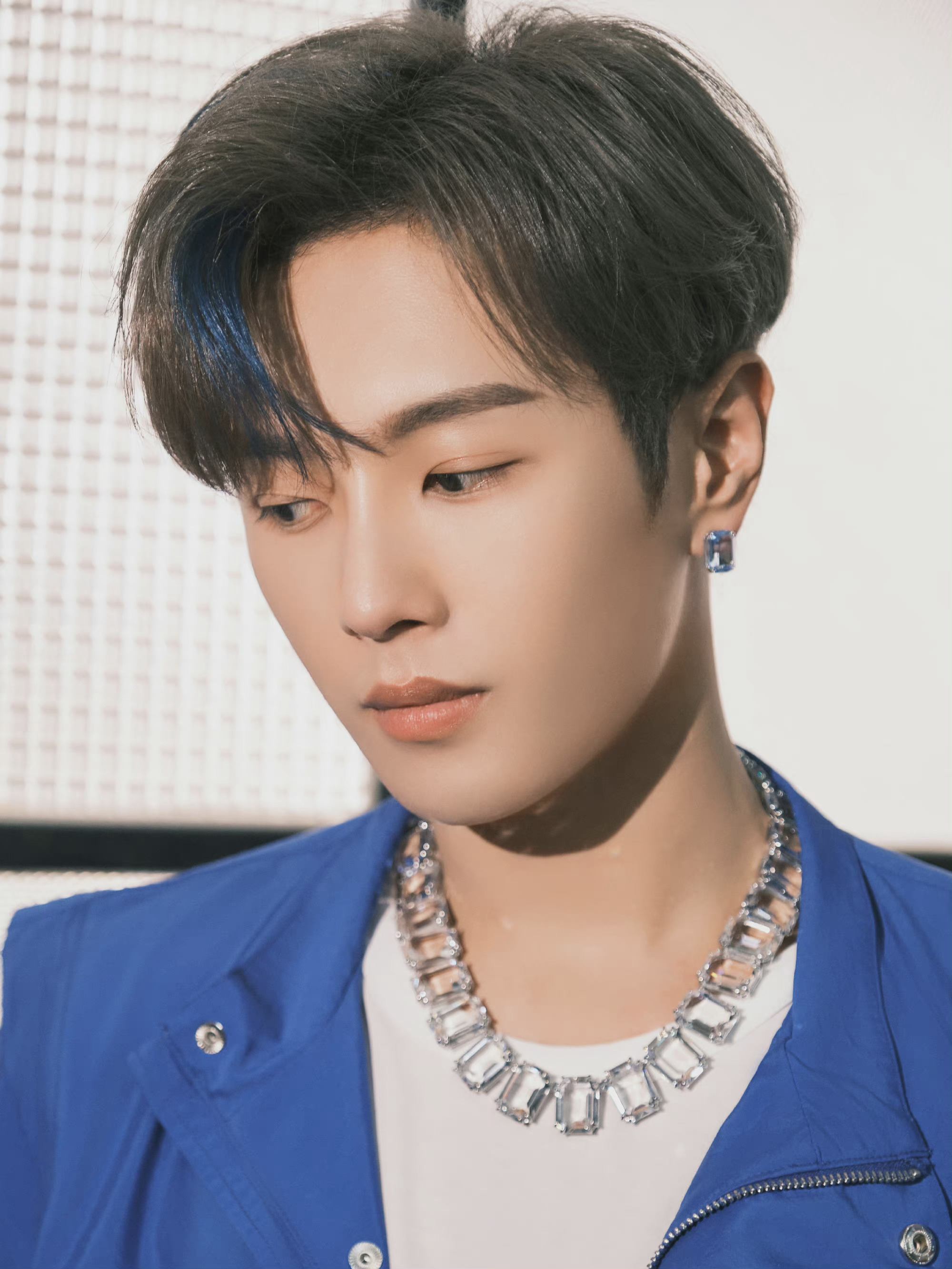 李汶翰挑染蓝发造型好精致啊,蓝色套装也清爽帅气,帅哥我可以!