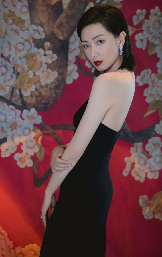 万茜穿抹胸开叉裙走红毯一路用手帕捂胸口敢穿又不敢秀