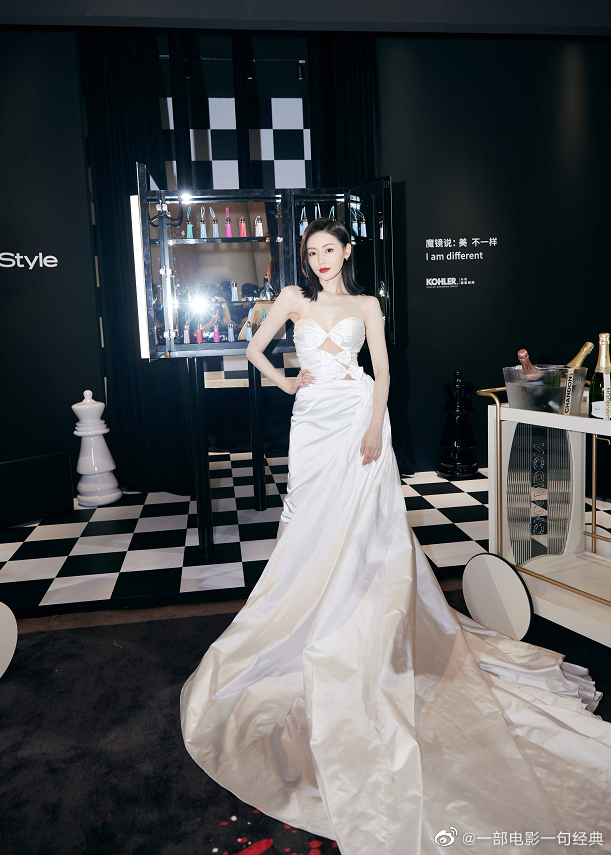 张天爱在27日受邀参加了instyle美妆盛典红毯活动