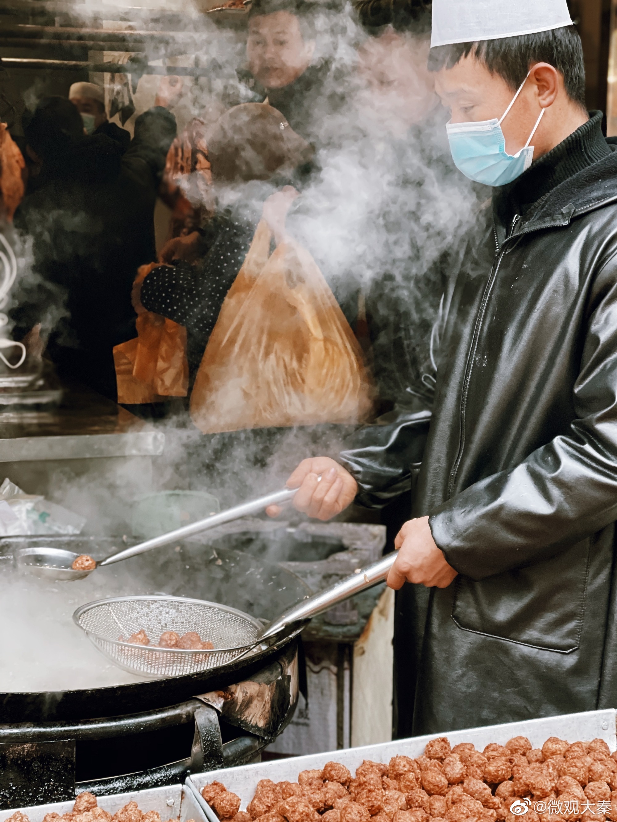 西安的冬天热气腾腾,从许士庙街到红埠街,一路泛着金黄的光