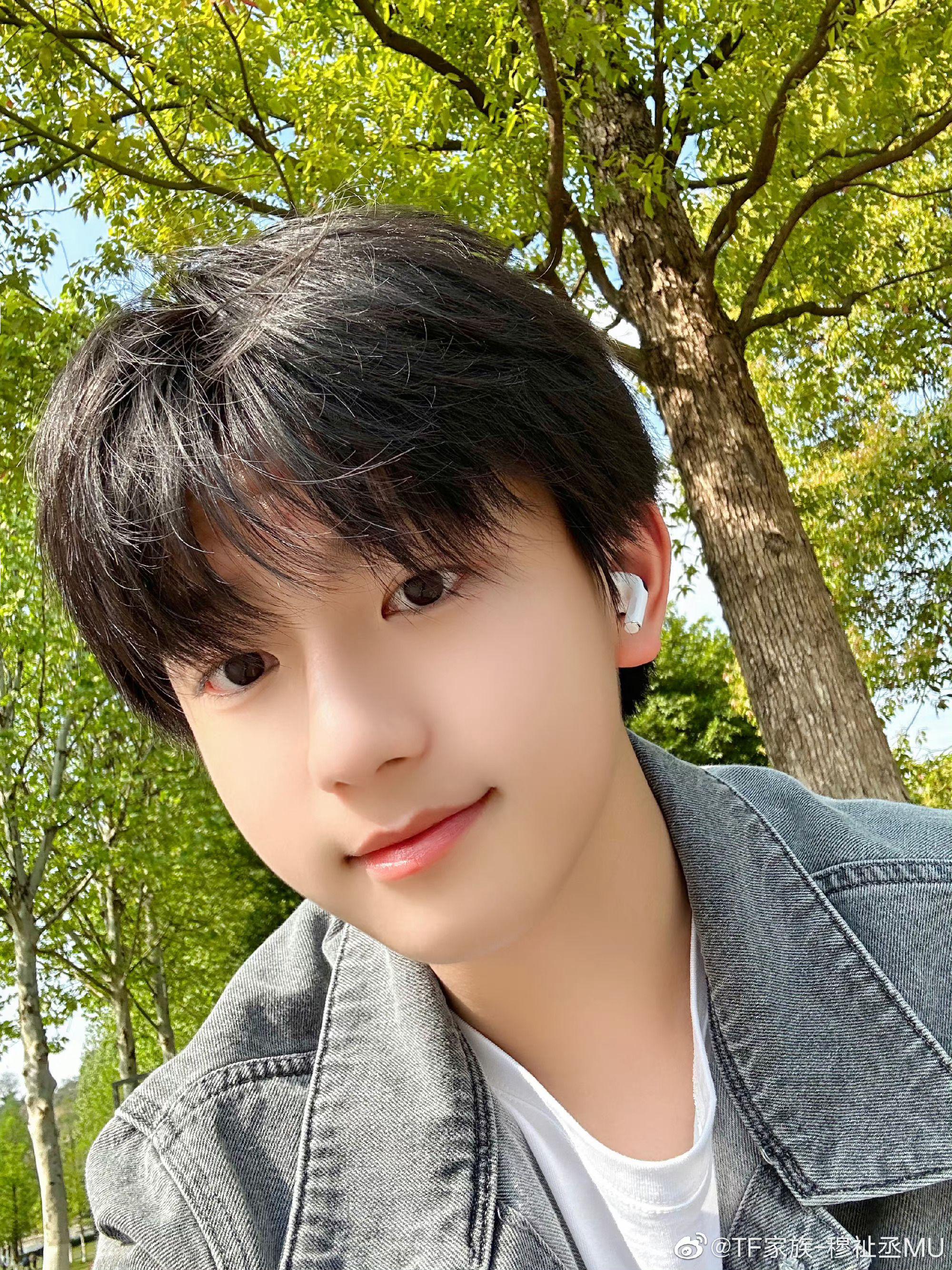 穆祉丞近期营业照 清爽帅气的恩仔呀 素颜就很好看