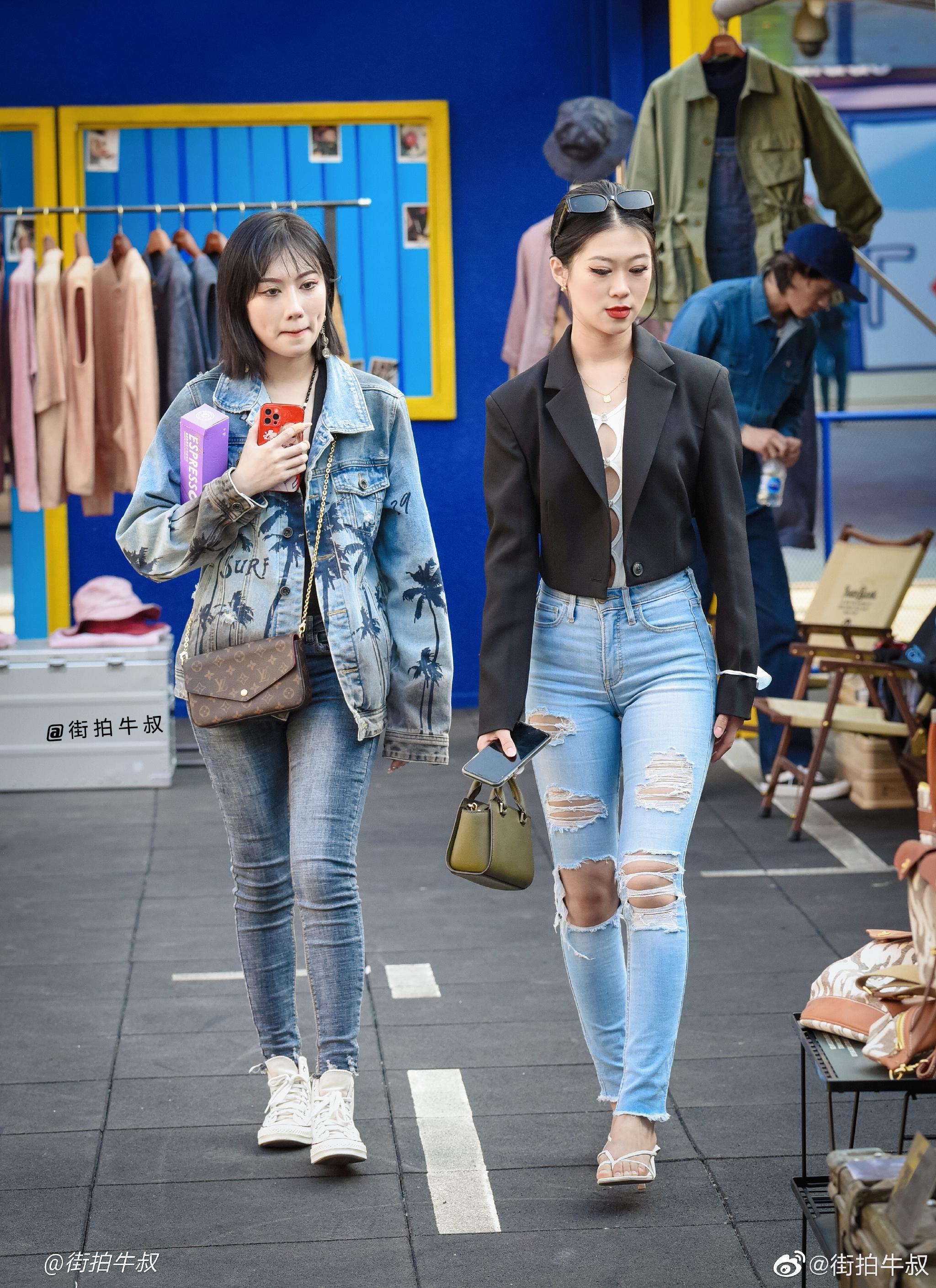 穿搭时尚的两位美女出街购物_高清图集_新浪网