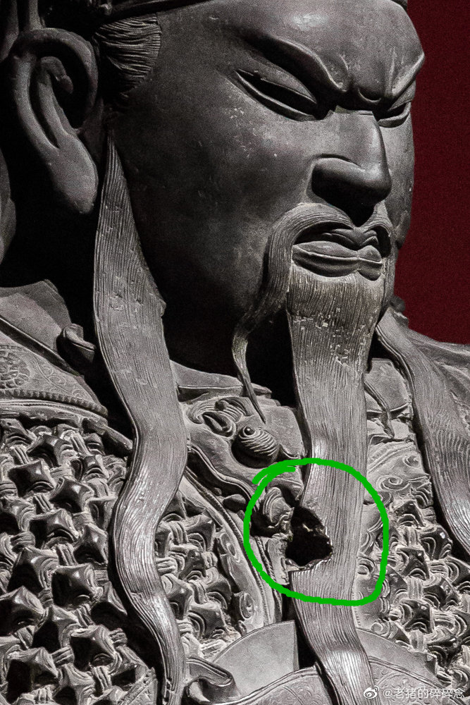 昨天发新乡市博物馆镇馆之宝关二爷后,有朋友提醒到了一个细节
