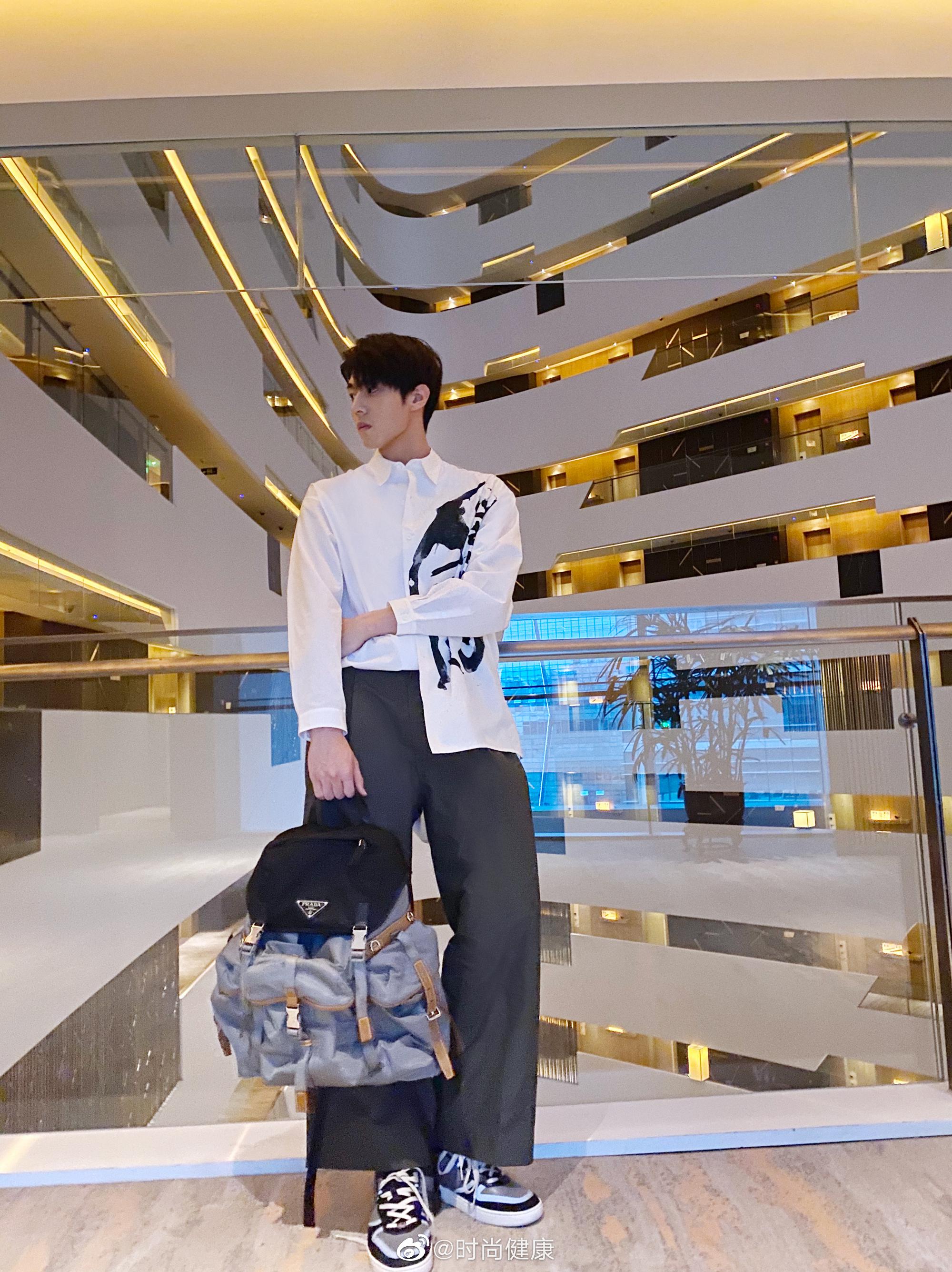 演员@陈靖可chan 时尚组图曝光,白衬衫与休闲直筒裤