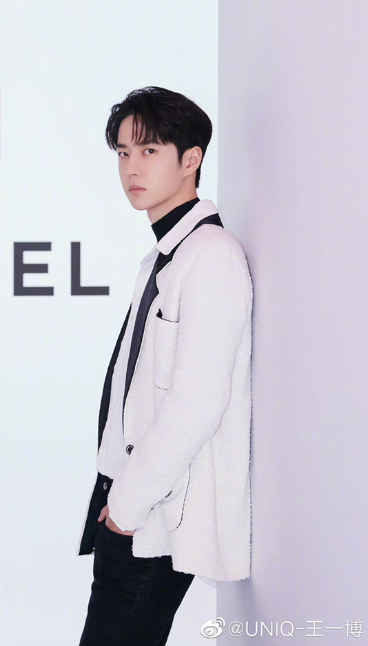 王一博新鲜广告大片 黑白造型穿搭……__财经头条