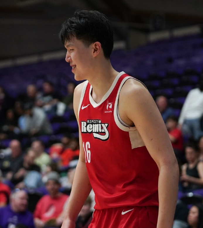 13中4+5失误！杨瀚森遭2.11米中锋打爆 连场被碾压斯帅暗示还差得远