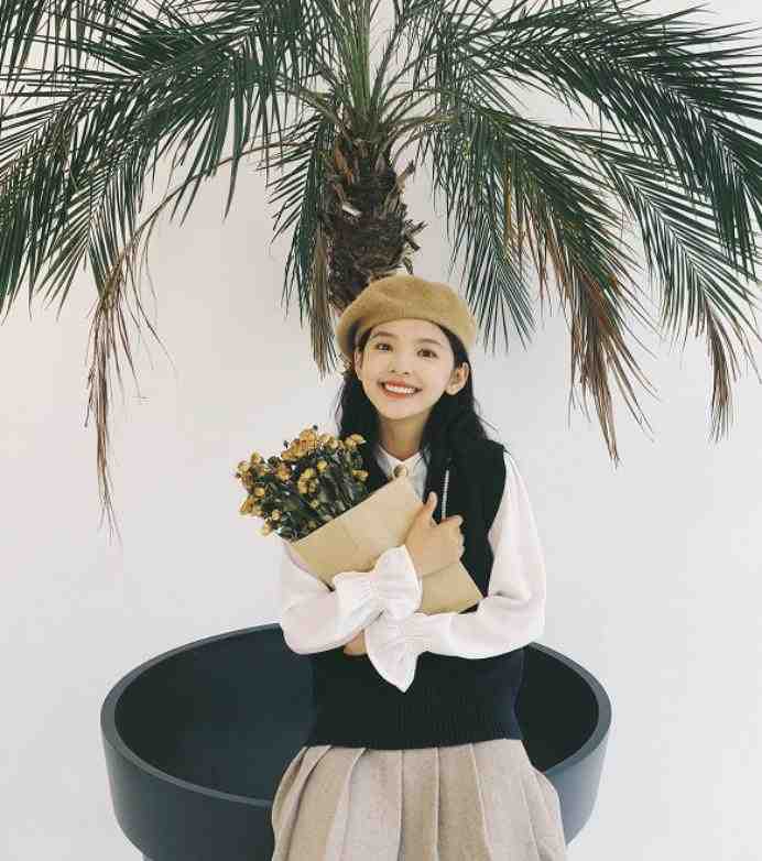 章若楠不仅颜高,穿搭更是教科书级别,高领线衣+百褶裙清新文艺休闲区蓝鸢梦想 - Www.slyday.coM 章若楠不仅颜高,穿搭更是教科书级别,高领线衣+百褶裙清新文艺休闲区蓝鸢梦想 - Www.slyday.coM