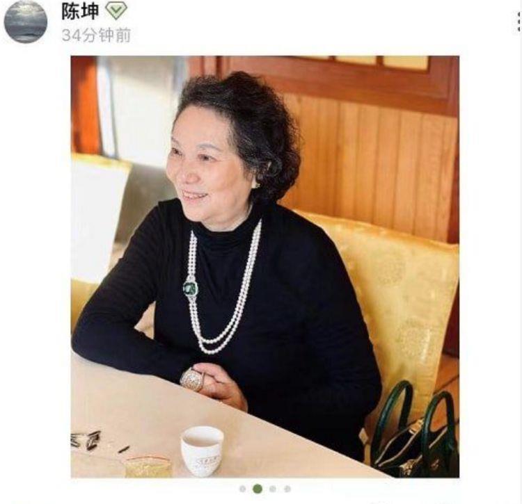 陈坤和妈妈合影，新戏才刚开始，陈坤回家等母亲，很是孝顺