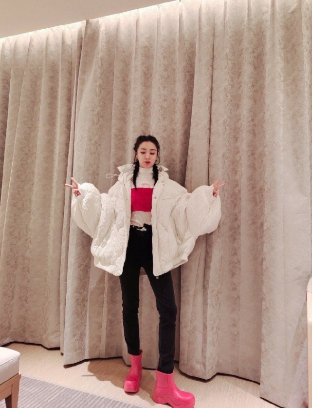 薇娅不愧是带货女王穿束腰裙秀长腿走在潮流的前沿