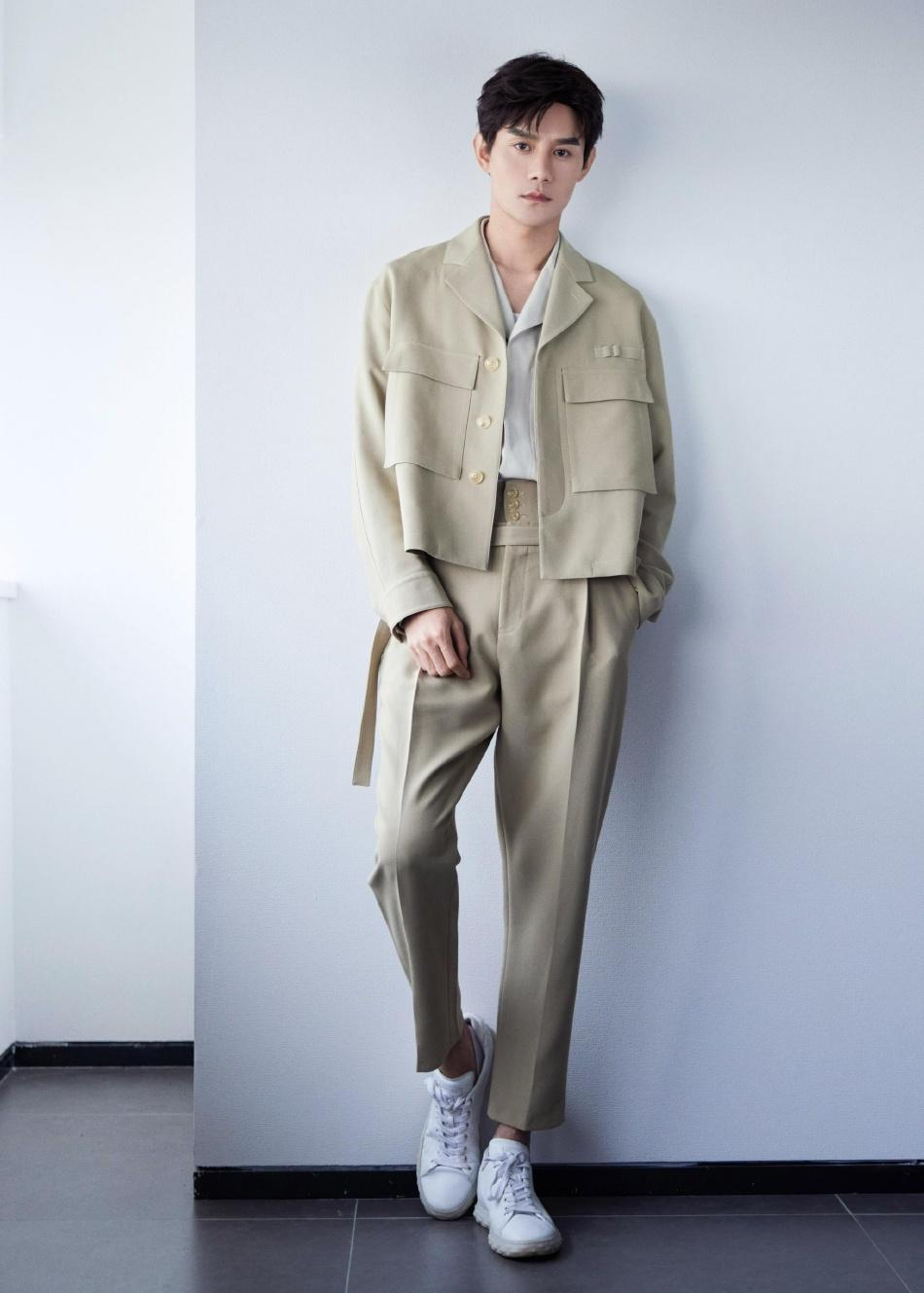 王凯身着橄榄绿西装帅气十足