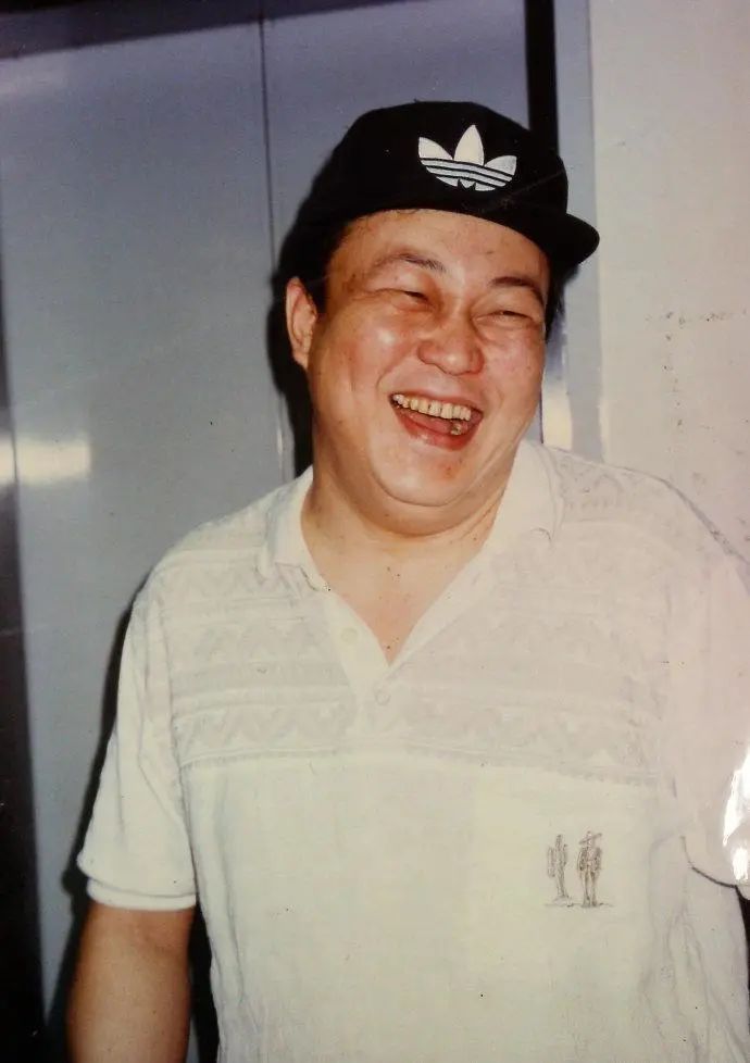 "包青天"金超群罕现身,拄拐杖身材发福,脑瘤手术后恢复的不错|金超群