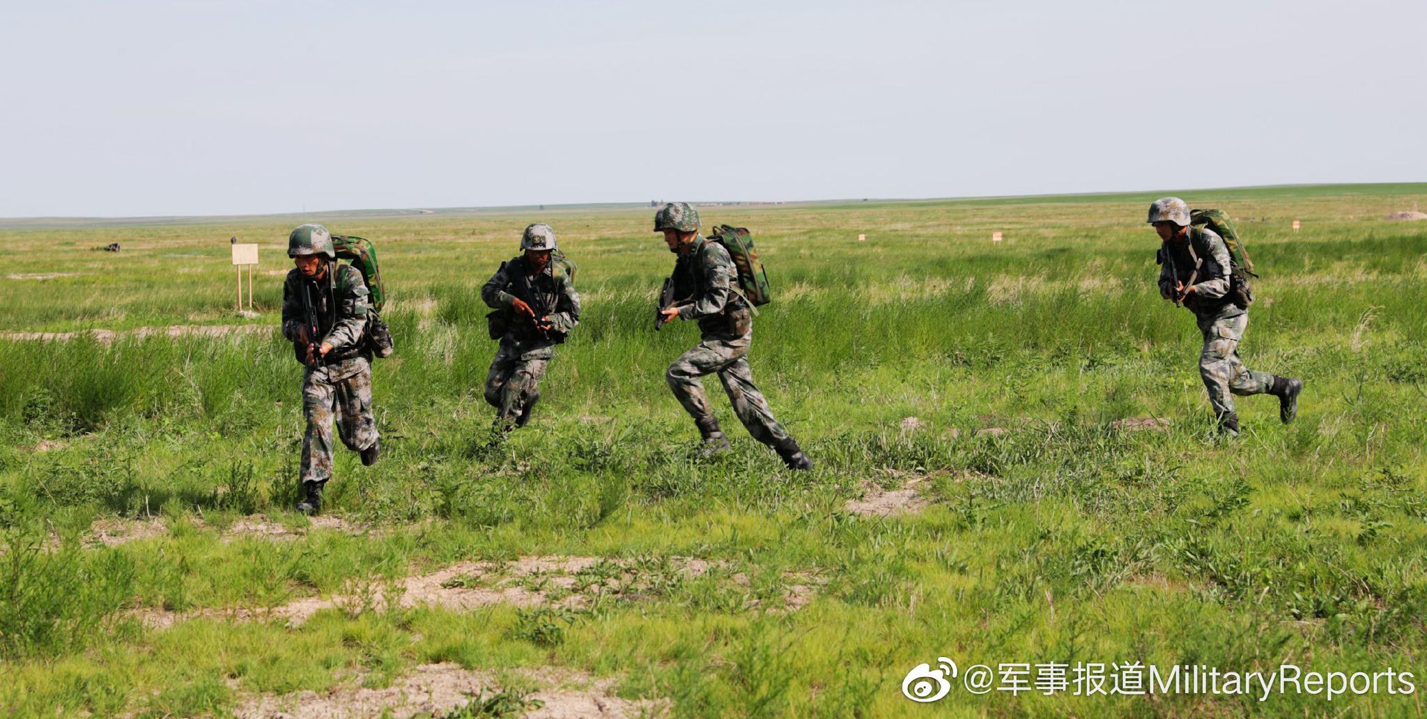 战斗卫生员"战场出击"——第80集团军某旅战场救护综合演练掠影_高清