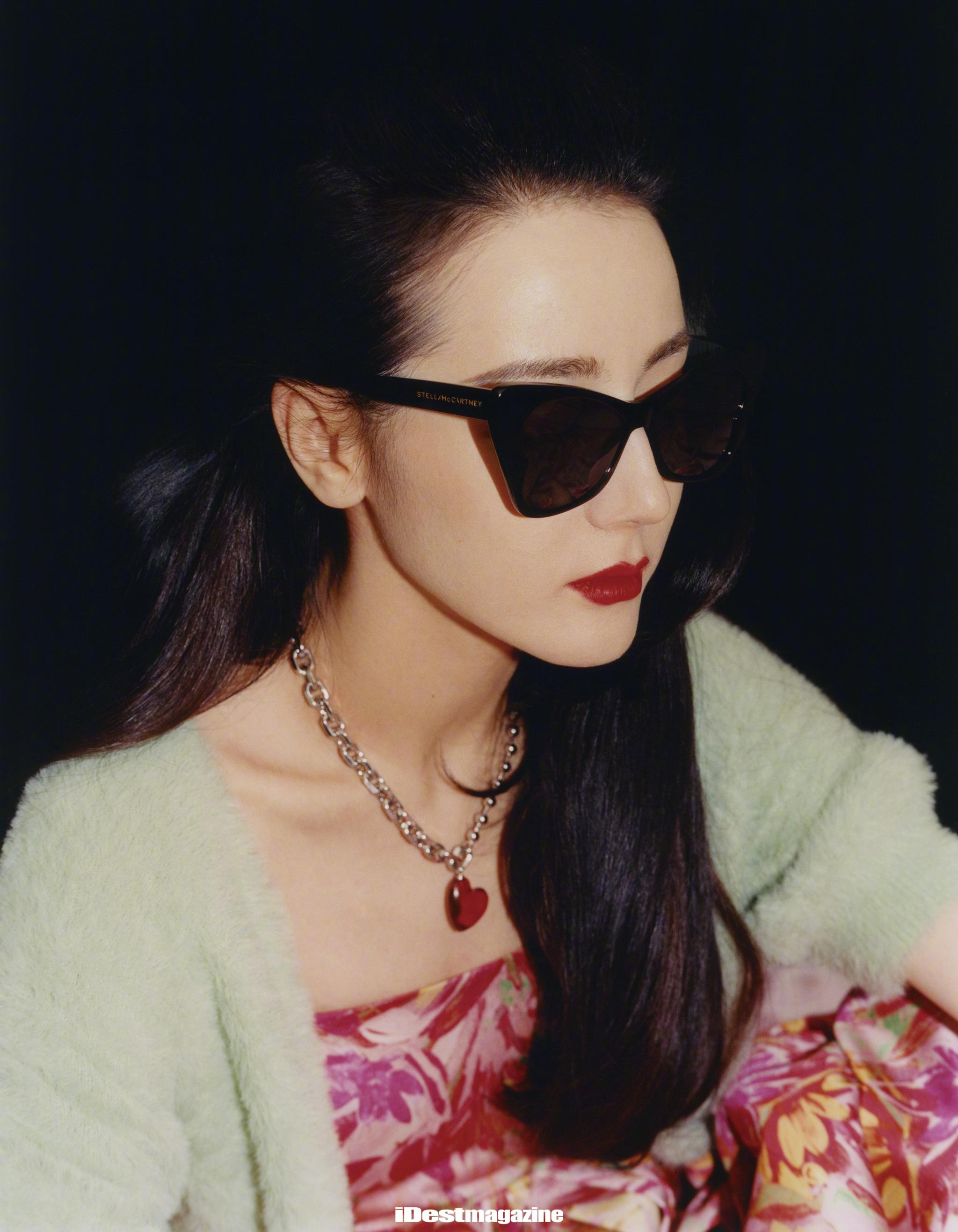 迪丽热巴最新杂志大片 卷发红唇,复古造型好可!