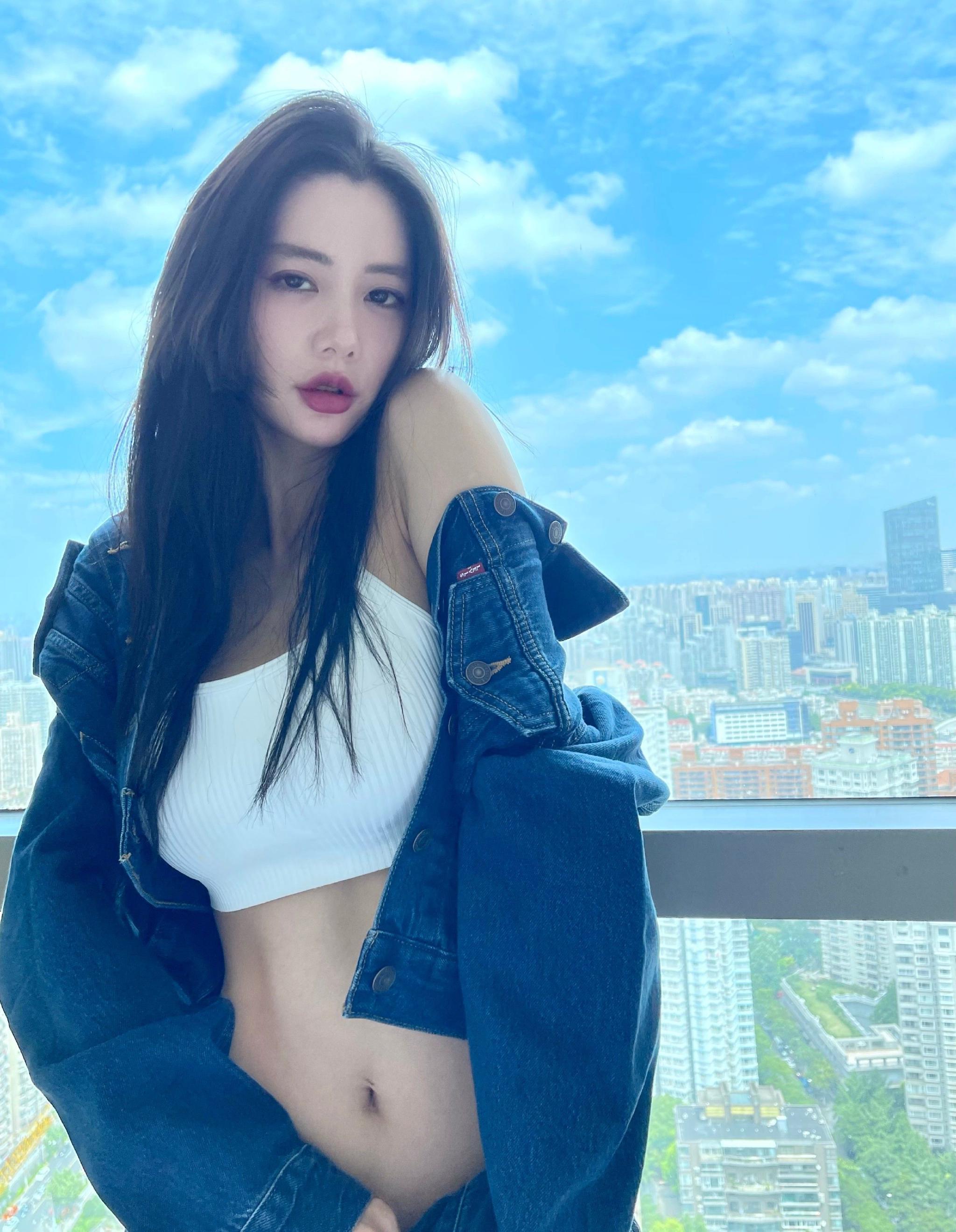 2/ 9@claralee克拉拉 毕业于美国埃尔卡密诺城市学院,英国籍亚裔女