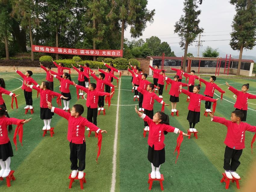 "六·一"国际儿童节 板凳小学以板凳舞发扬"板凳精神"