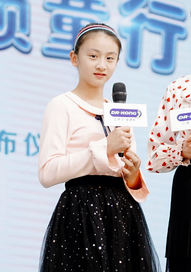 不愧是奥运会冠军田亮的女儿12岁森碟穿短裙活动身材不输老妈