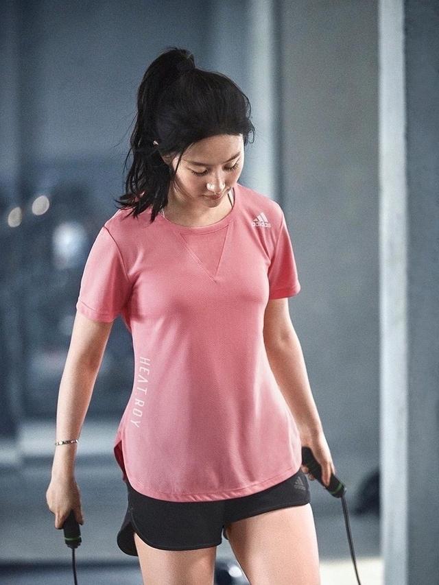 而且刘亦菲本人也不是精瘦的类型,甚至有时候还会被诟病说有点胖,这种