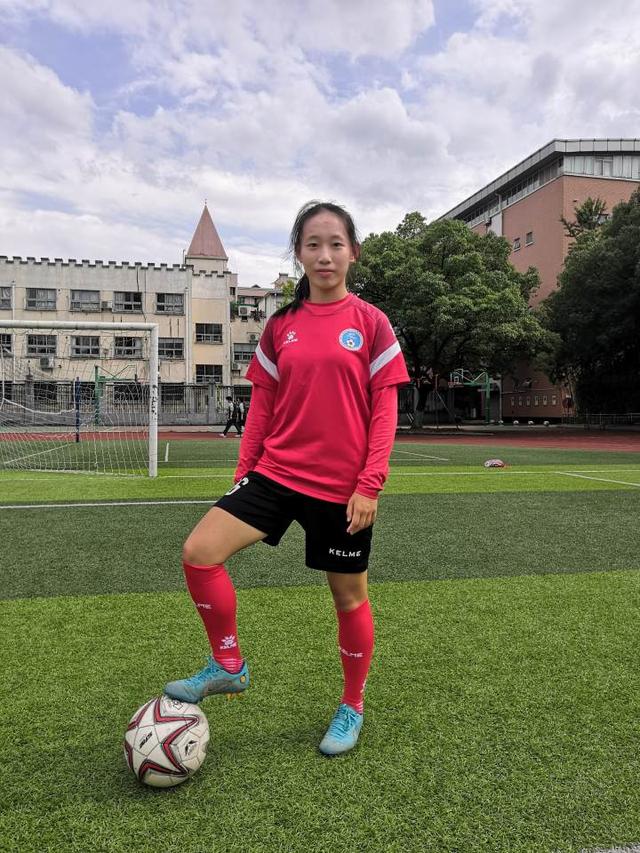 杭州00后“铿锵玫瑰”在赛场上乘风破浪，热爱足球的她们说，每次夺冠都是突破休闲区蓝鸢梦想 - Www.slyday.coM
