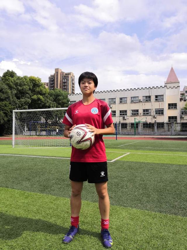 杭州00后“铿锵玫瑰”在赛场上乘风破浪，热爱足球的她们说，每次夺冠都是突破休闲区蓝鸢梦想 - Www.slyday.coM