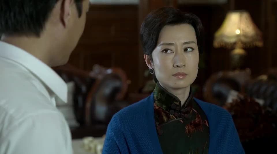 明楼劝大姐不要担心其实自己也担心的没睡好觉