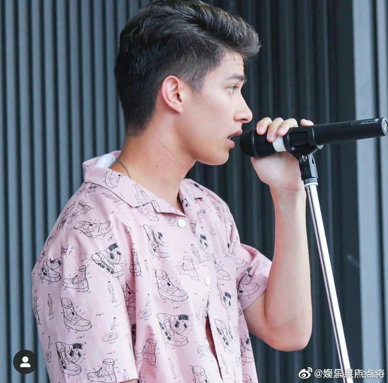 长发的米卡就像是漫画里走出来的人物……__财经头条