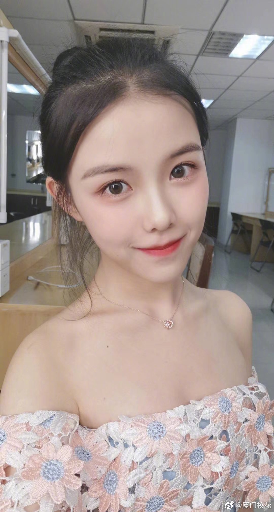 她叫唐小咪,00年,就读于华东师范大学,身高164cm