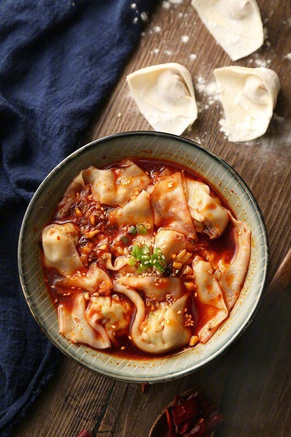 麻辣抄手,柔嫩鲜美,汤汁微辣浓香