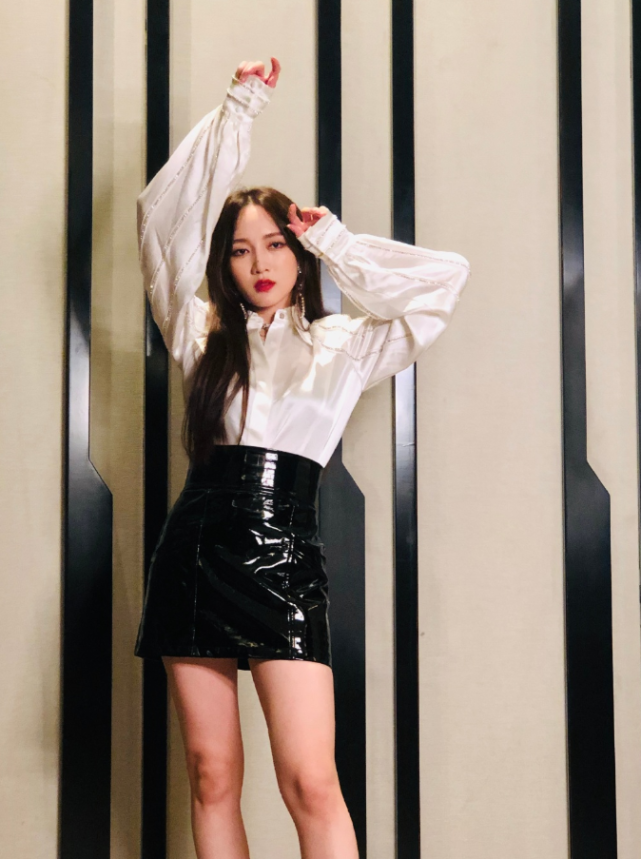 缠绕鞋已经过时了,看看孟佳的"链条鞋",看着丑穿上却很时髦